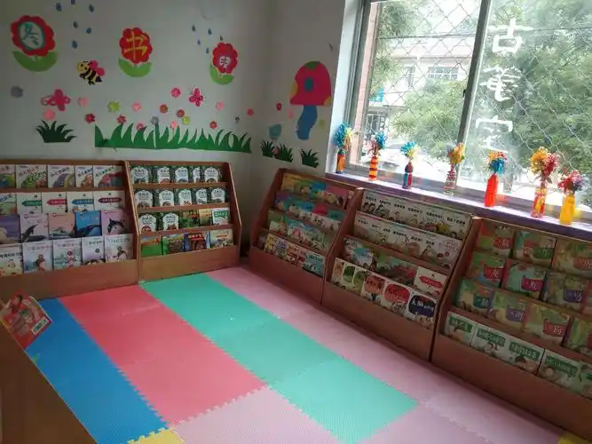 新闻图书区角让小朋友体验读书的快乐!