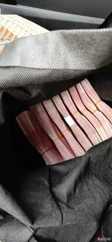 8万元现金落在车上!