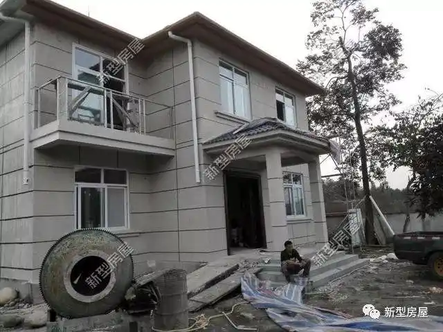 农村建房真石漆施工完成后墙面全花了?监工的你得负一半责任