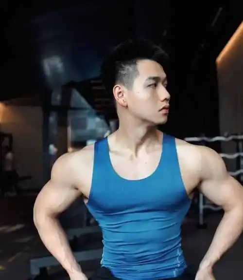 娃娃脸的健身哥,童颜奶狗,好身材要坚持,蛋白粉要跟上_哥哥_男生_穿着