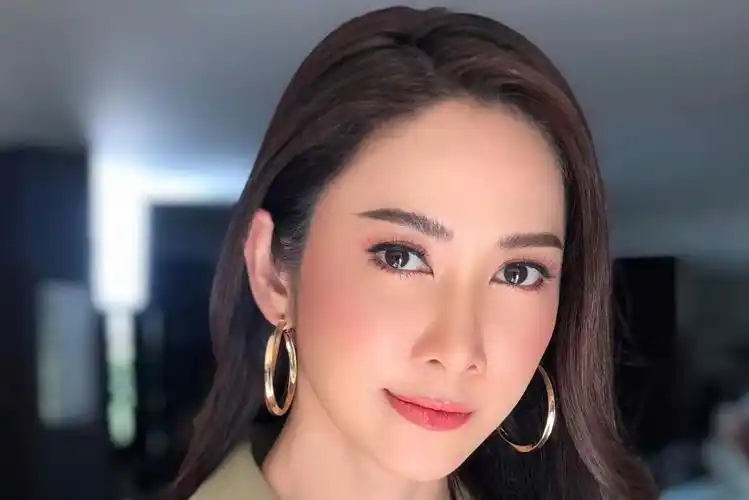 p>吉拉楠·玛诺查姆(yui),1981年2月18日出生于泰国信武里府,泰国七