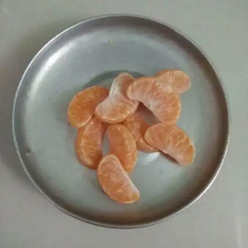 第2步,橘子剥皮,去掉白色橘络,备用.