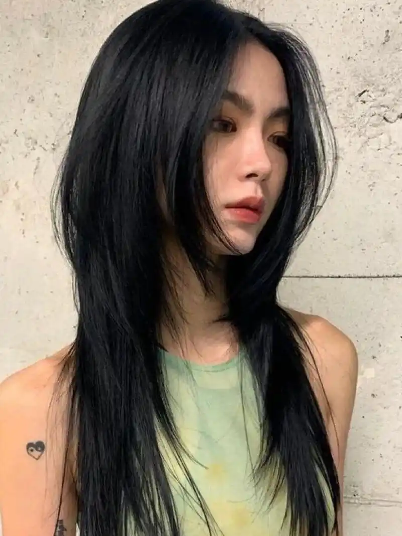 长碎发长版鲻鱼头 甜酷风风格的高层次长碎发 长款鲻鱼头发型,独特又