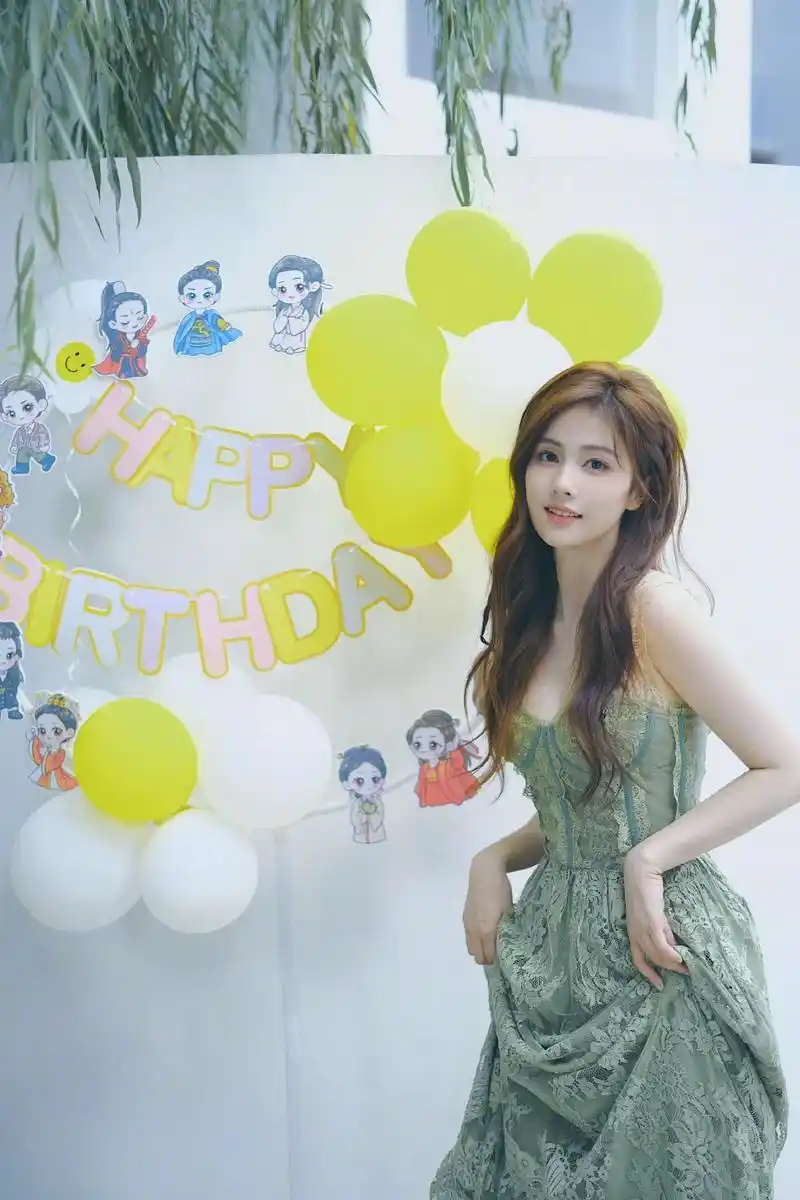 组图:网友晒6年前偶遇白鹿照片 合照中露可爱虎牙青春满满