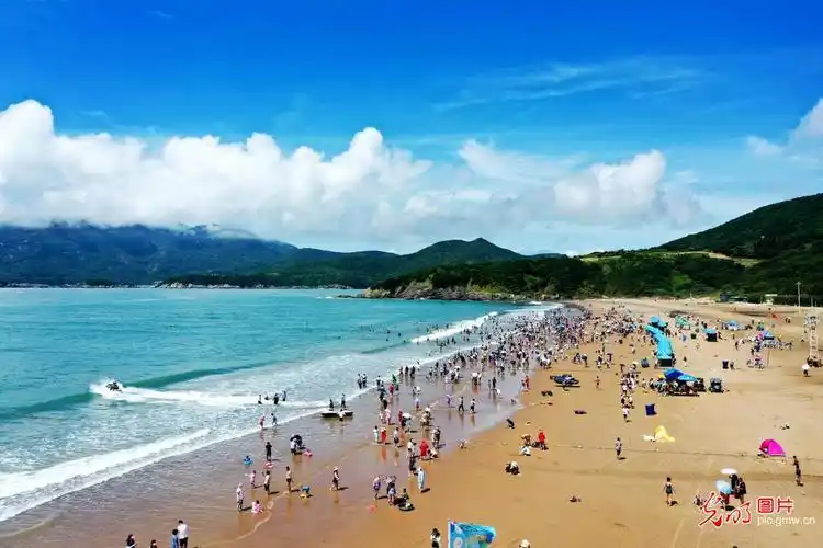 2022年7月3日,浙江省舟山市普陀区朱家尖南沙景区的海滩上,来自市内外