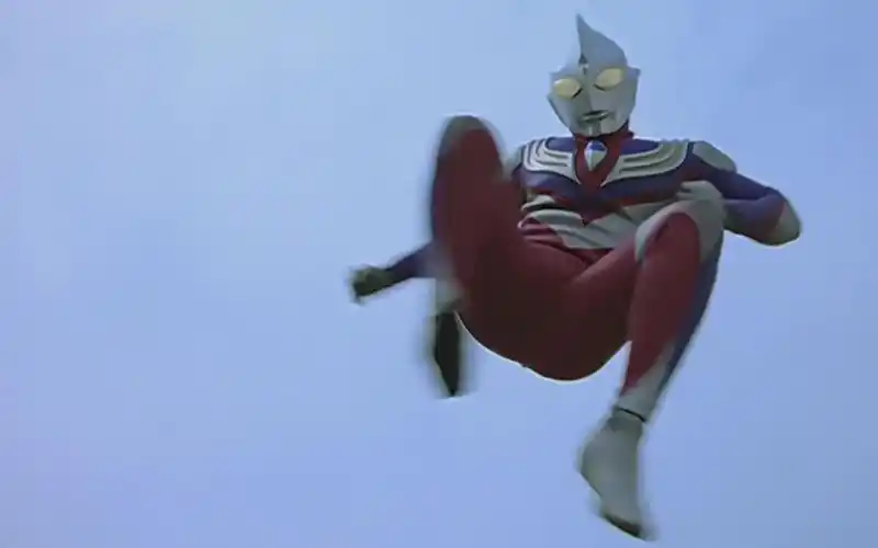 崛井原来也被袭击,迪迦的飞踢和哉佩利敖光线竟也被电磁波屏障阻挡