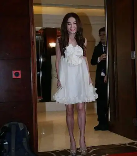 温碧霞现身发布会状态好,造型青春靓丽,很难相信这是52岁的身材