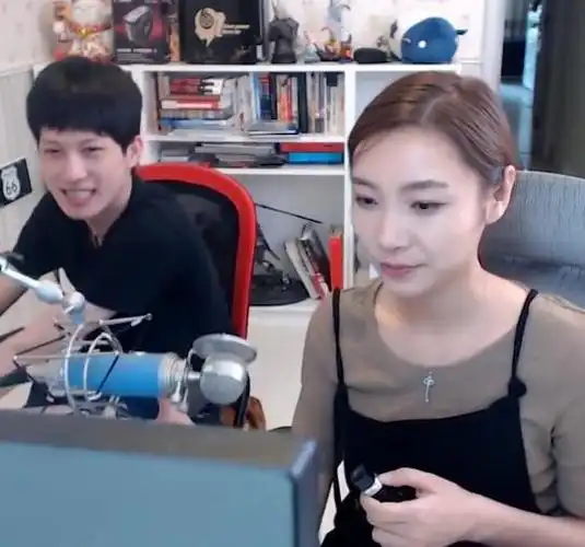 女流yjj强势官宣,在直播间回顾恋爱点滴,这波狗粮我干了!