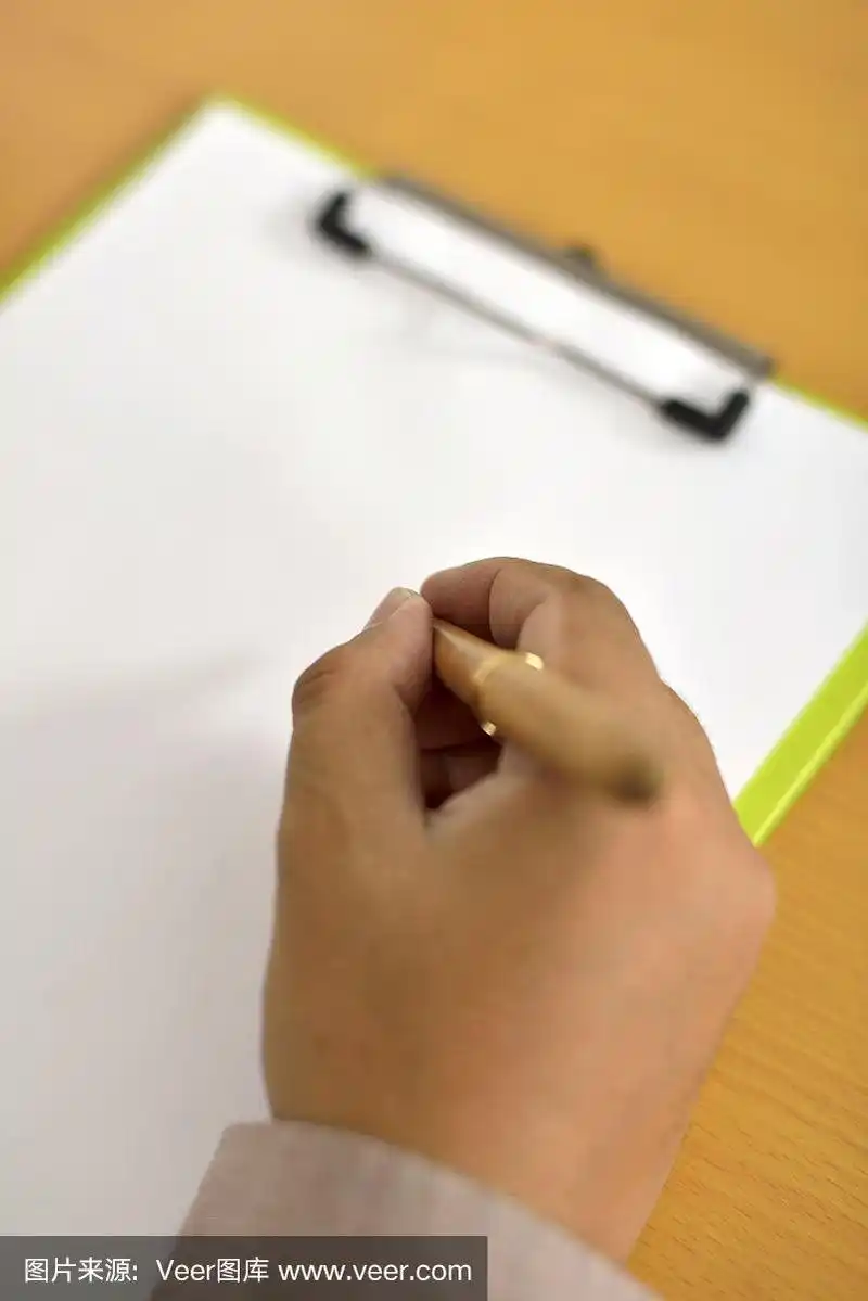 在白纸上写字的人