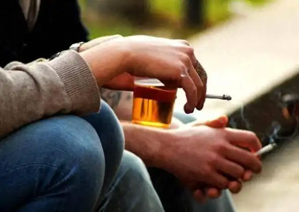 伤肝伤胃更伤肺,不要让烟酒毁了我们的健康!注意看这篇文章