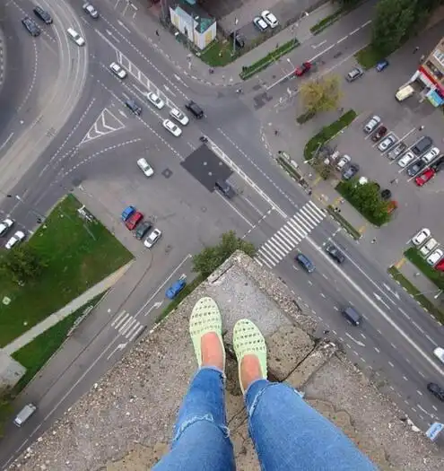 俄罗斯女孩楼顶玩自拍照片看了让人腿发软
