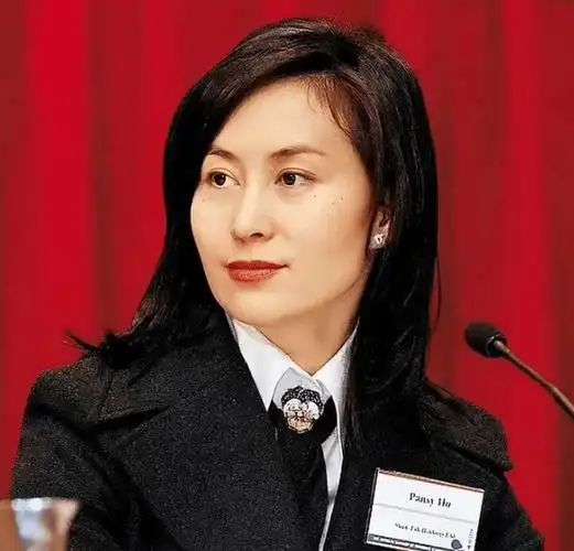 何超琼现身哈尔滨夜店,多位路人上前敬酒,本尊豪气一饮而尽_互动_生活