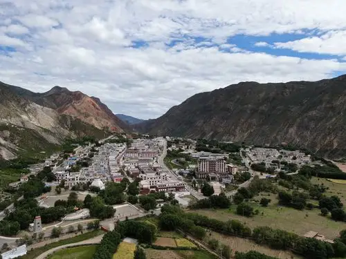 图为昌都市察雅县吉塘特色小镇全貌.记者 扎巴旺青 摄.jpg