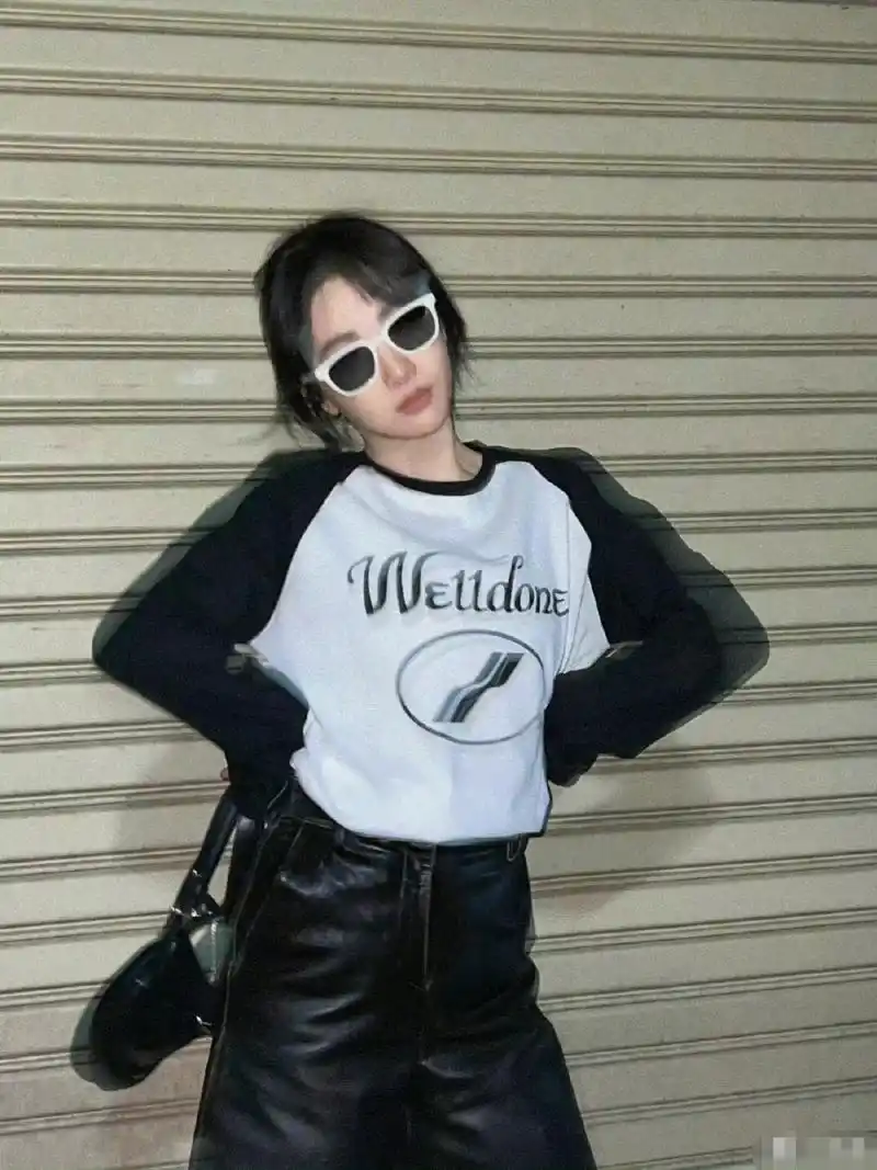 酷酷的黑皮裤却被杨紫穿出了可爱的气质,又酷又可爱