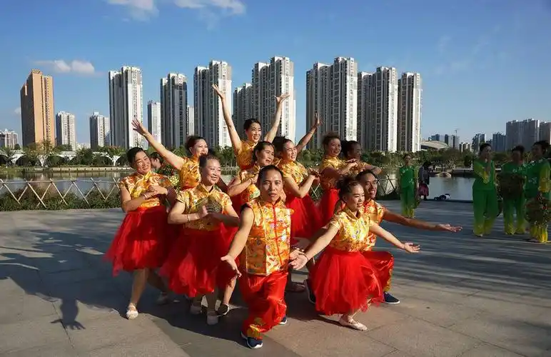 【原摄】实拍;让许多中老年人们快乐的广场舞