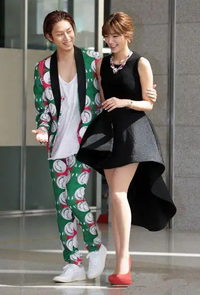 金希澈与郭雪芙甜蜜亮相 婚纱照唯美羡煞旁人/图