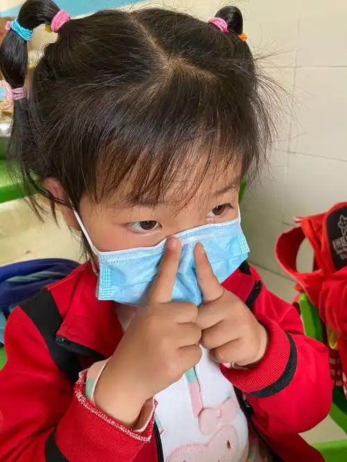 小朋友们学习戴口罩