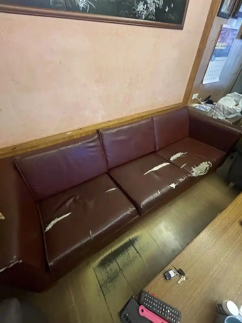 我家的破皮沙发～沙发是很久之前买的,皮子已经磨破了,垫子坐感 - 抖