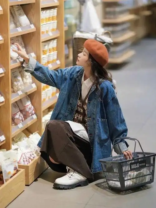 秋季如何穿搭?牛仔外套搭配半身裙,普通女生也能穿出高级感