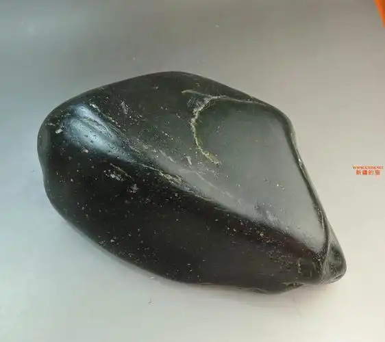 06公斤,墩厚纯黑油糯细腻光滑的黑青玉天然山子摆件玩籽2016071428