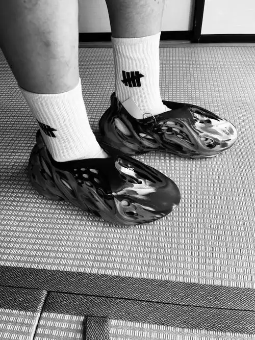 yeezyfoamrunnermxcarbon