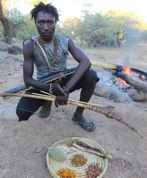 人们来这里会被饿死而原始部落的他们狩猎生吃兽肉还配可乐