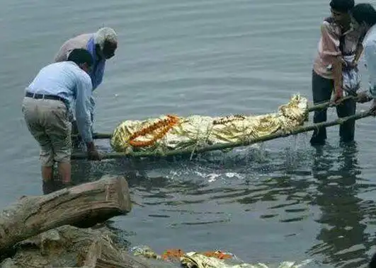 缅甸奇葩水葬习俗,将死者放入棺材任由鳝鱼啃食!
