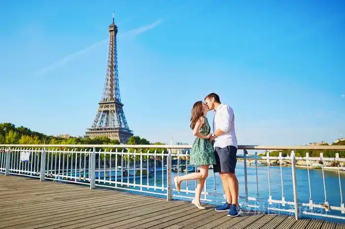 年轻情侣在埃菲尔铁塔附近有个约会
