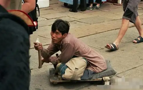 "跨国丐帮"大马狂敛财 记者暗访揭开幕后真相