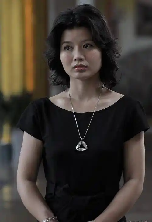 程愫换上"女装"真漂亮,穿淡蓝连衣裙配短发,英姿飒爽又甜美_造型_时尚