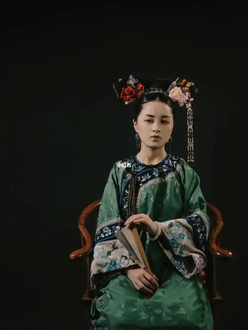 清晚期满族女子两把头