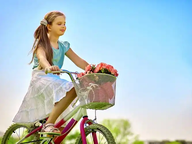 孩子,女孩,穿,白色,裙子,自行车,公园,骑自行车,看,远景,天空,绿色,树