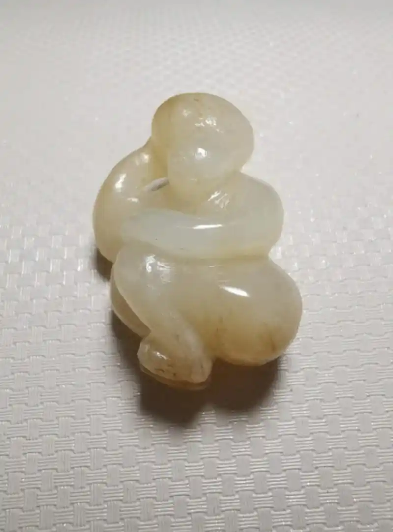 点击头像看直播##和田玉#新疆和田玉籽料玉猴雕件,玉质细腻油润,敖