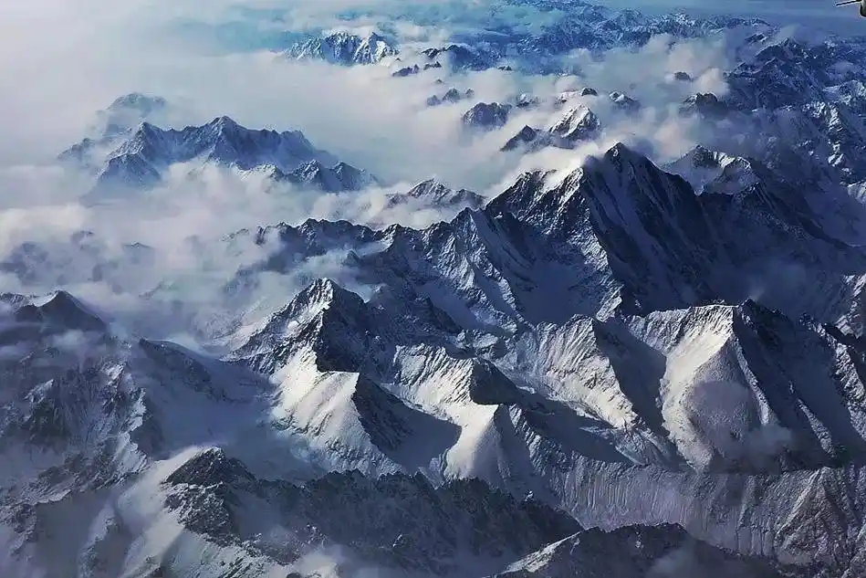 鸟瞰冰雪世界#居高放眼看去,天际屹立着皑皑的雪山冰峰,天山在 - 抖音