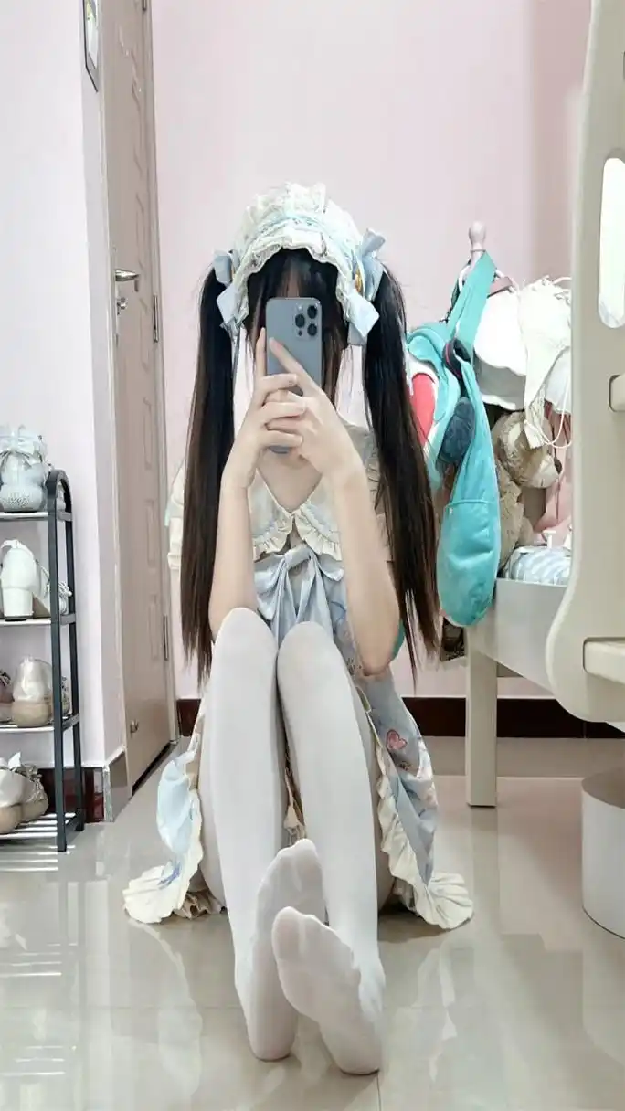 今天也是元气满满的一天#美女cos# #美腿玉足# #大长腿美女