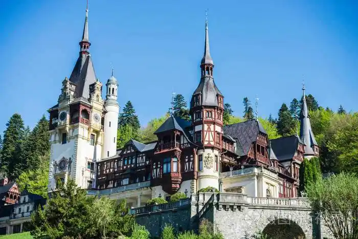 绿色森林中的老城堡照片-正版商用图片13rb6x-摄图新视界