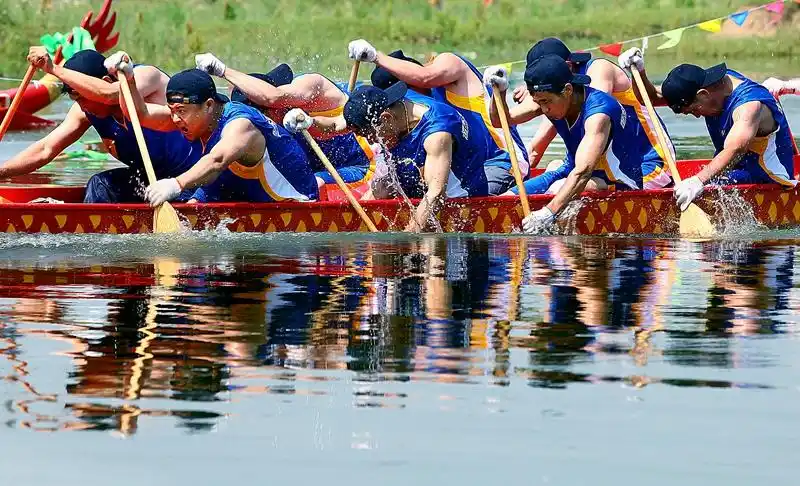 划船选手们奋力划船 图片来源:大江晚报黄浒河龙舟赛 图片来源:大江