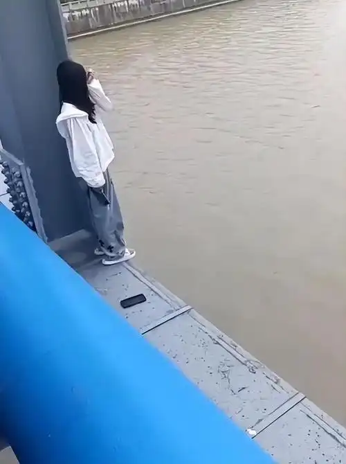 痛心!镇江16岁女孩在绝望中跳河身亡,身份曝光,轻生原因引热议