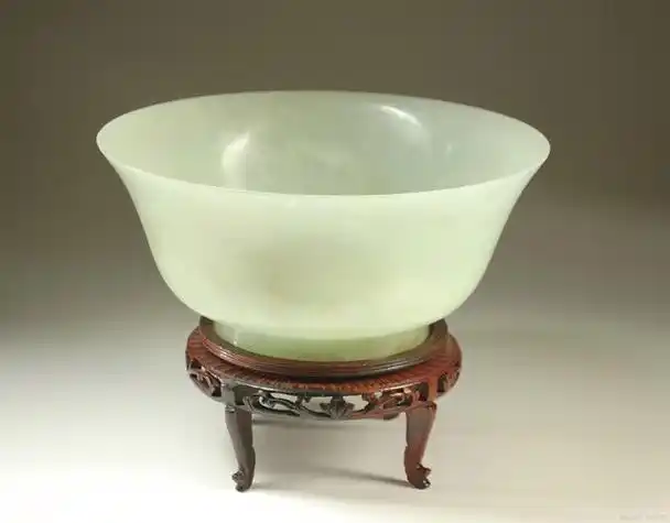 早在汉代,就有文献记载赞美玉碗的美好:色如锦花,形如秋月,音如磬石