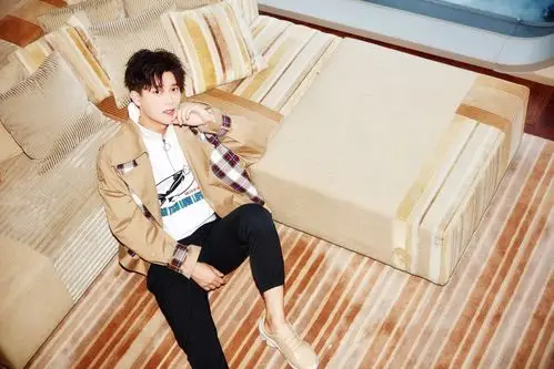 188的熊梓淇还嫌不够高吗?为显腿长非得穿8厘米运动鞋,辣眼