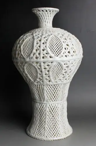 写美篇明代中期的德化窑白釉仿竹编镂空瓷器,做工精细,胎质细腻,由