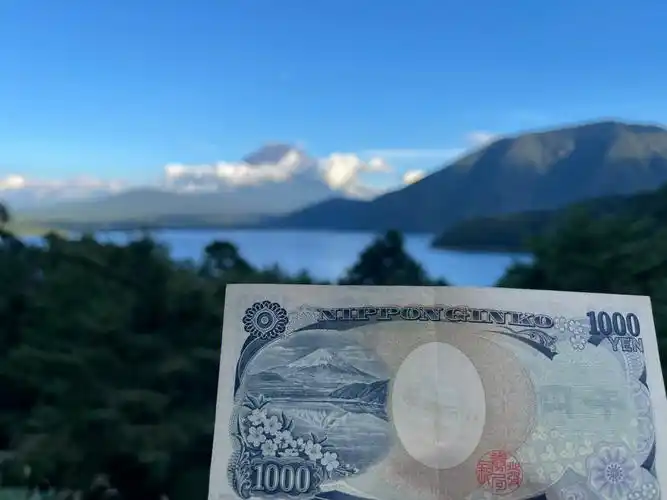 1000日元纸币背后的景色→本栖湖(もとすこ)
