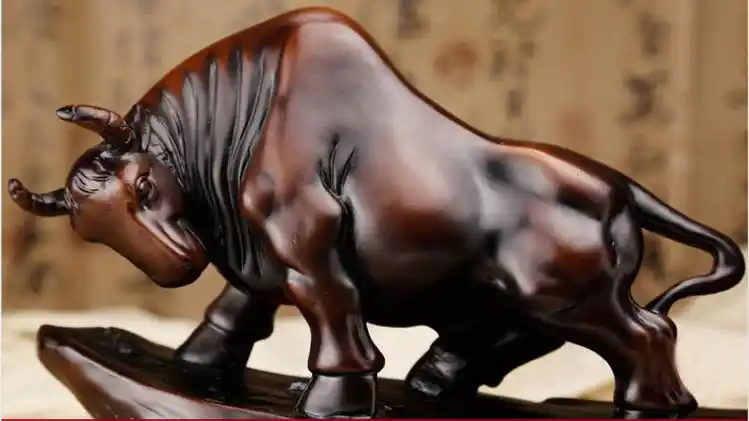 低头向前的劲牛,象征着坚韧执着