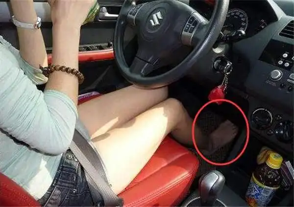 穿拖鞋开车会被罚那我光脚开车违法吗