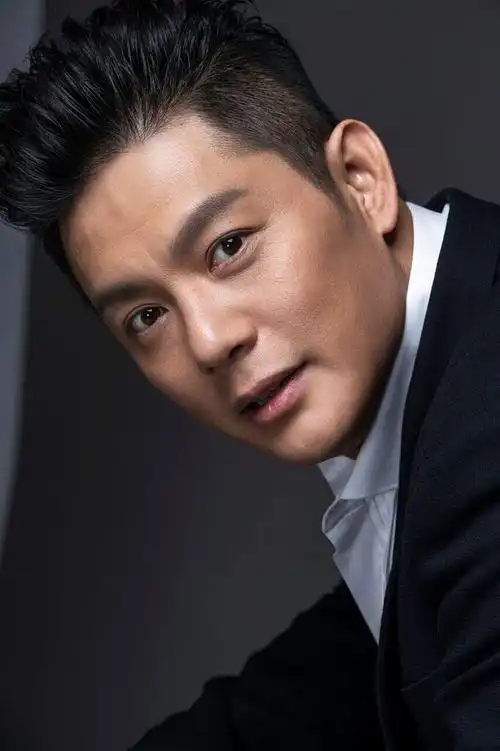 傅程鹏时尚写真曝光西装得体英气逼人