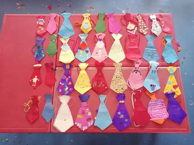 星灿班父亲节主题——《带上领结的爸爸》