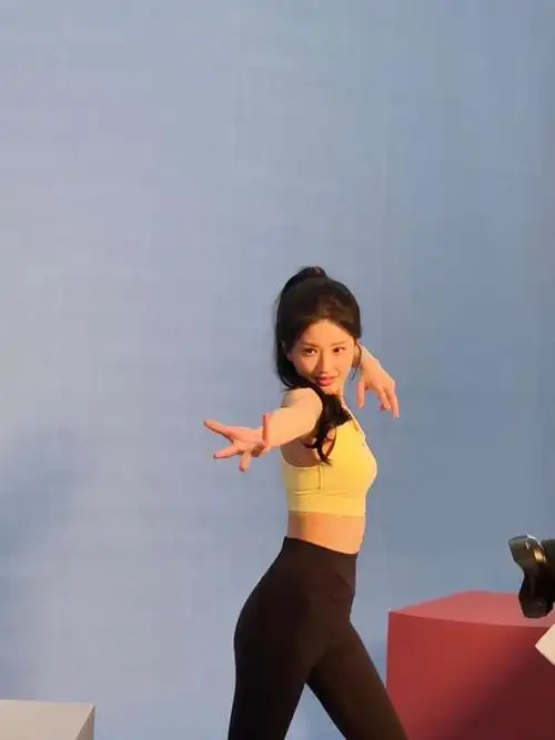 四川辣妹子赵露思瑜伽裤大赏最后一张美图超有感觉的