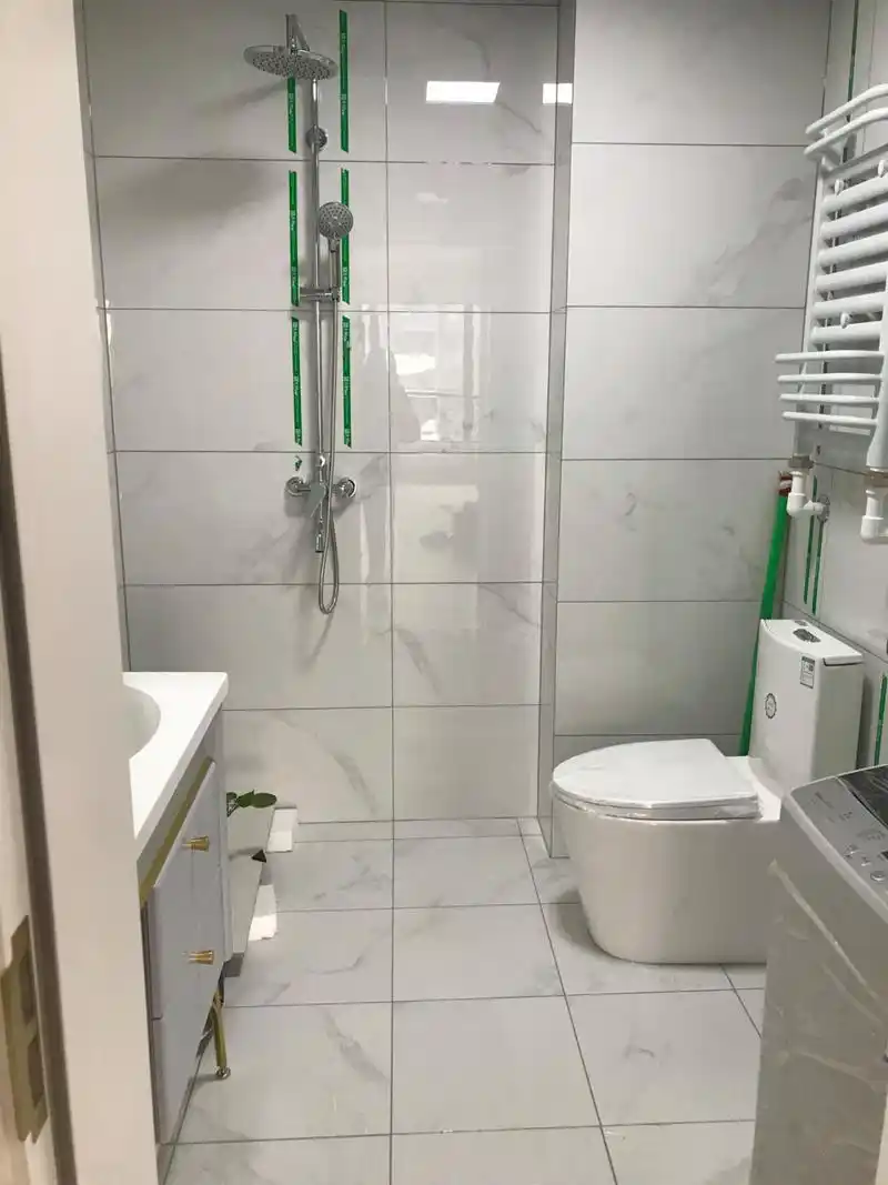 爵士白瓷砖搭配亚浅灰美缝效果你们喜欢吗 我家厕所墙地面是爵士白