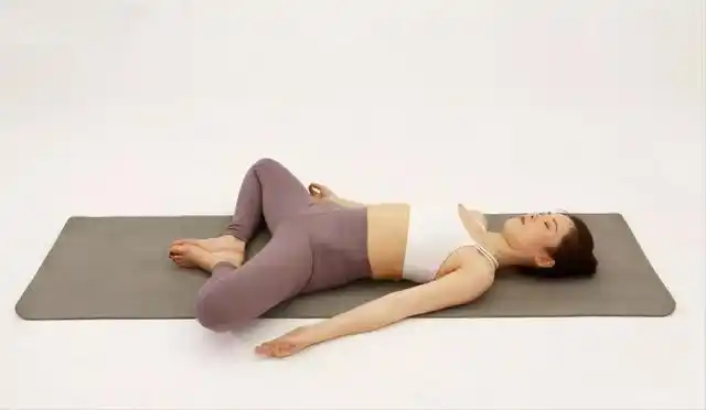 44岁一字马女神爱瑜伽,臀翘腰细身段柔软,被误认为是女儿的姐姐