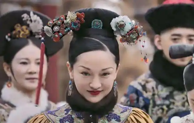 再看《如懿传》,才发现如懿有200多套衣服,每个造型都好美